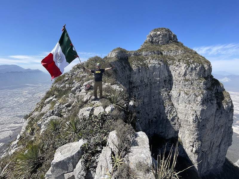Pico La Muela, Cerro de Las Mitras